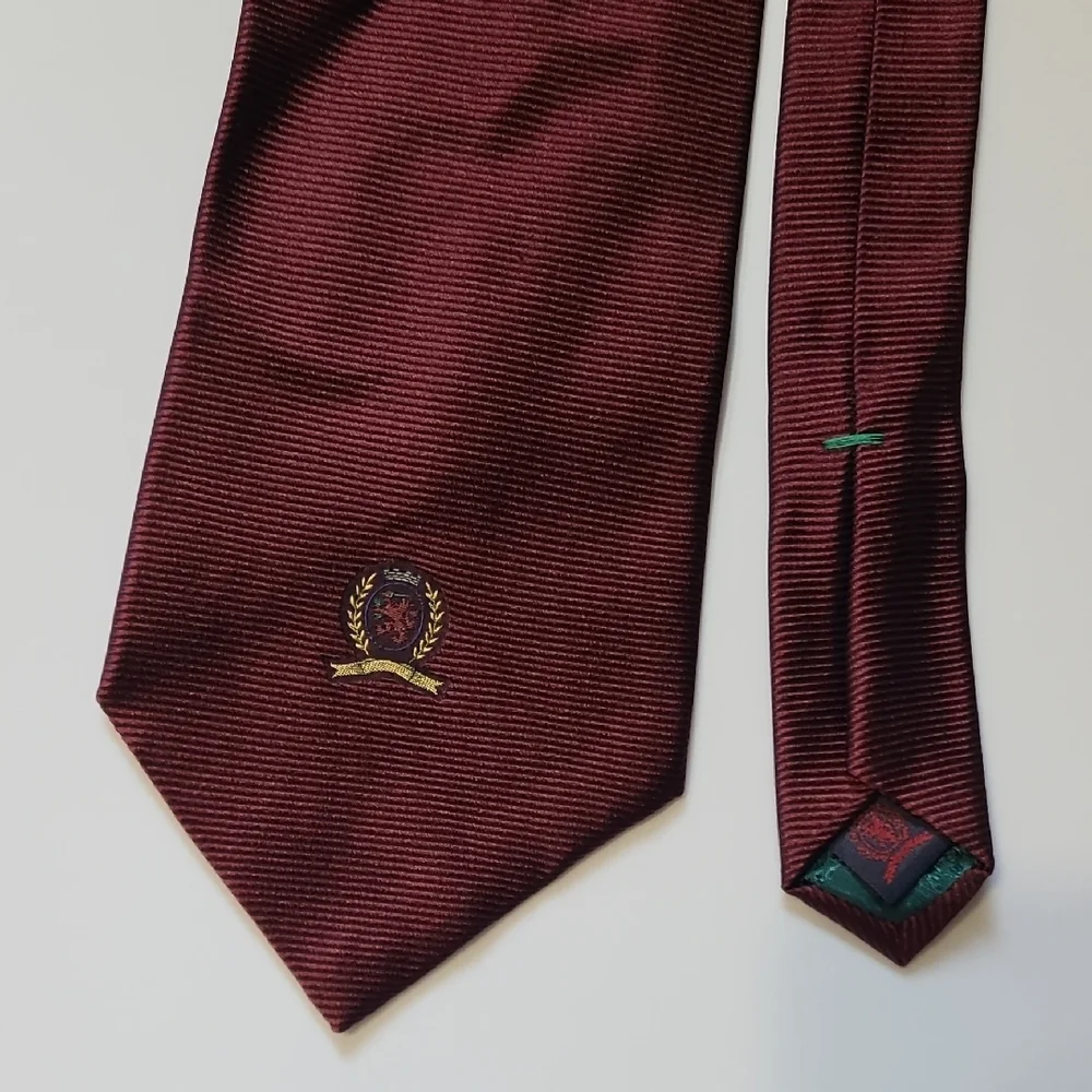 Vtg Tommy Hilfiger Italian Silk Burgundy Crest‎ Tie